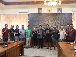 Bupati Sentil Pedagang Bermobil yang Mangkal di Pasar Anyar Singaraja