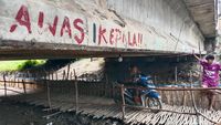 Uniknya Penyeberangan Kolong Jembatan Indramayu