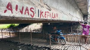 Uniknya Penyeberangan Kolong Jembatan Indramayu