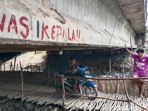 Uniknya Penyeberangan Kolong Jembatan Indramayu
