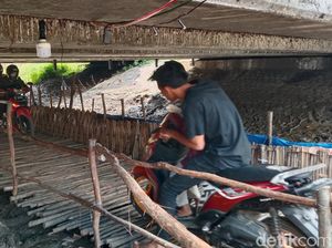 Penyeberangan Kolong Jembatan Indramayu, 3 Jam Raup Omzet Rp800 Ribu