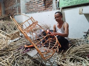 Perajin Keranjang Parcel di Gresik Beromzet Ratusan Juta Rupiah