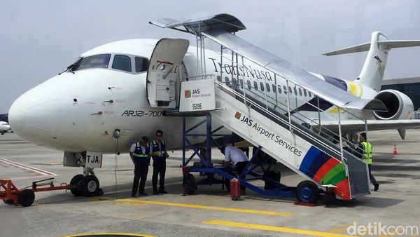 Pesawat Jet Komersial China Pertama di Indonesia