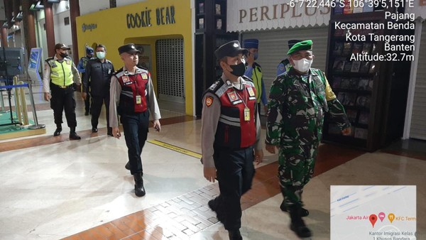 Polisi bersama TNI dan Aviation Security melaksanakan patroli jalan kaki di Bandara Soekarno-Hatta demi cegah kriminal pada arus mudik. Polisi bersama TNI dan Aviation Security melaksanakan patroli jalan kaki di Bandara Soekarno-Hatta demi cegah kriminal pada arus mudik.
