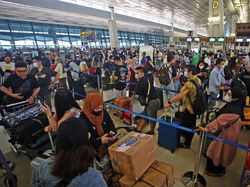 Puncak Arus Mudik, Penumpang Padati Bandara Soekarno Hatta