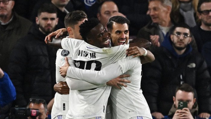 Soccer Football - Champions League - Quarter Final - Second Leg - Chelsea v Real Madrid - Stamford Bridge, London, Britain - April 18, 2023 Real Madrids Rodrygo celebrates scoring their second goal with Vinicius Junior, Federico Valverde and Dani Ceballos REUTERS/Dylan Martinez