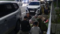 Rest Area Penuh, Pemudik Berbuka Puasa di Bahu Jalan Tol Cipali