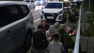 Rest Area Penuh, Pemudik Berbuka Puasa di Bahu Jalan Tol Cipali