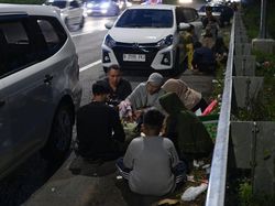 Rest Area Penuh, Pemudik Berbuka Puasa di Bahu Jalan Tol Cipali