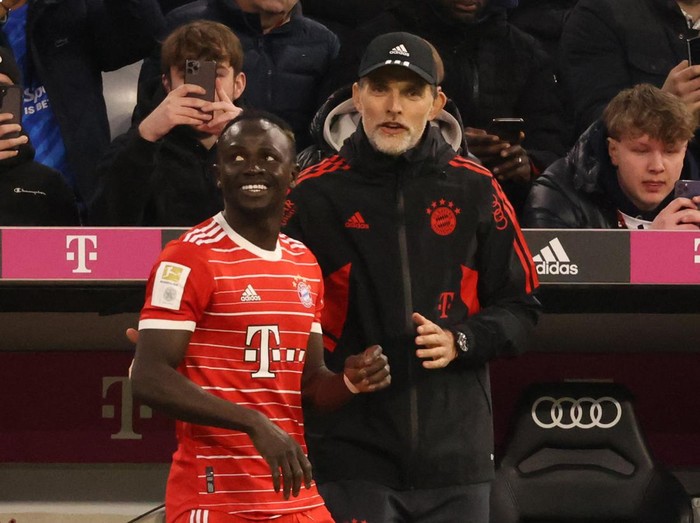Soccer Football - Bundesliga - Bayern Munich v Borussia Dortmund - Allianz Arena, Munich, Germany - April 1, 2023 Bayern Munich coach Thomas Tuchel with Sadio Mane REUTERS/Lukas Barth DFL REGULATIONS PROHIBIT ANY USE OF PHOTOGRAPHS AS IMAGE SEQUENCES AND/OR QUASI-VIDEO.