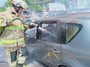 Mobil Terbakar saat Melaju di Rawamangun Jaktim, Diduga Akibat Korsleting