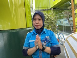 Yayah Tetap Kerja Cleaning Service di Stasiun Gambir demi Layani Pemudik