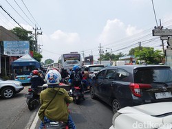 Banyak Penumpang Naik-Turun di luar Terminal, Dua Jalur Arah Purabaya Macet