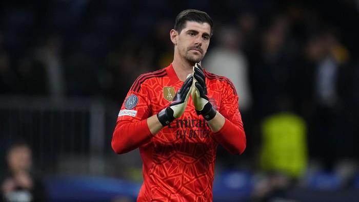 Thibaut Courtois Real Madrid's goalkeeper Thibaut Courtois applauds after the Champions League quarterfinal, first leg, soccer match between Real Madrid and Chelsea at the Santiago Bernabeu stadium in Madrid, Spain, Wednesday, April 12, 2023. Real won 2-0. (AP Photo/Manu Fernandez)