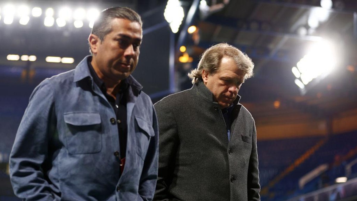 Dua bos Chelsea, Behdad Eghbali dan Todd Boehly. (Foto: Clive Rose/Getty Images)