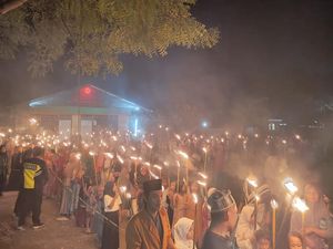 Kemeriahan Tradisi Dile Obor Malam 27 Ramadan di Lombok Barat Kemeriahan Tradisi Dile Obor Malam 27 Ramadan di Lombok Barat