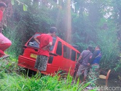 Sopir Diduga Mabuk, Angkot Terjun ke Sungai di Cianjur
