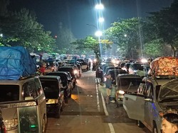 Antrean Kendaraan Pemudik di Pintu Masuk Pelabuhan Merak Mengular