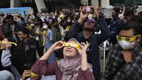 Antusias Warga Jakarta Amati Gerhana Matahari Hibrida
