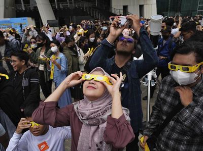 Antusias Warga Jakarta Amati Gerhana Matahari Hibrida
