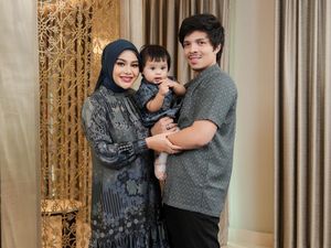 7 Inspirasi Baju Lebaran dari Keluarga Artis, Kompak dengan Warna Senada 7 Inspirasi Baju Lebaran dari Keluarga Artis, Kompak dengan Warna Senada