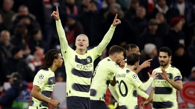 Soccer Football - Champions League - Quarter Final - Second Leg - Bayern Munich v Manchester City - Allianz Arena, Munich, Germany - April 19, 2023 Manchester City's Erling Braut Haaland celebrates scoring their first goal with teammates REUTERS/Heiko Becker