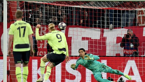 Manchester City's Norwegian striker Erling Haaland (2nd L) misses to score a penalty against Bayern Munich's Swiss goalkeeper Yann Sommer (R) during the UEFA Champions League quarter-final, second leg football match between Bayern Munich and Manchester City in Munich, southern Germany on April 19, 2023. (Photo by CHRISTOF STACHE / AFP) (Photo by CHRISTOF STACHE/AFP via Getty Images)