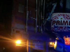 Bus Bawa Pemudik Tabrak Truk Kontainer Parkir di Barru, 3 Orang Luka-luka