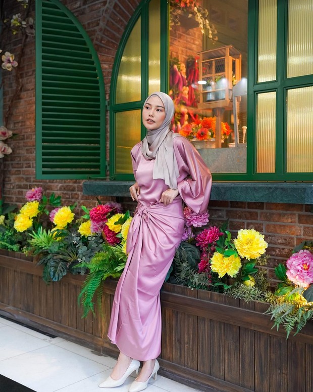 Tampil Stylish saat Halal Bihalal dengan Gaun Satin! Simak Inspirasinya
