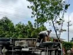 Gagal Nyalip, Dump Truck Tabrak Pikap Lalu Terguling di Lamongan