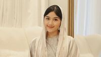 7 Potret Erina Gudono Tampil Berkerudung, Bisa Jadi Inspirasi Gaya Lebaran