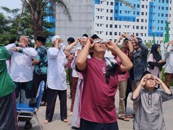 Erwin Takjub Lihat Gerhana Matahari: Edukasi ke Anak Bukti Kebesaran Allah