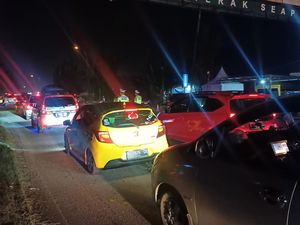 Exit Tol Merak Padat Pemudik, Polisi Terapkan Skema Delay di Rest Area Exit Tol Merak Padat Pemudik, Polisi Terapkan Skema Delay di Rest Area