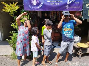 Penasaran, Warga Surabaya Amati Gerhana Matahari Hibrida dengan Kacamata Las Penasaran, Warga Surabaya Amati Gerhana Matahari Hibrida dengan Kacamata Las
