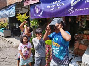 Daripada Penasaran, Warga Gantian Lihat Gerhana Matahari Pakai Kacamata Las