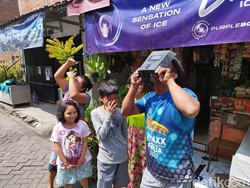 Daripada Penasaran, Warga Gantian Lihat Gerhana Matahari Pakai Kacamata Las