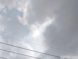 Awan Tebal Tutupi Gerhana Matahari Hibrida di Langit Surabaya