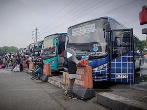 VIDEO: H-2 Lebaran, Pemudik Padati Terminal Kampung Rambutan Pagi Ini