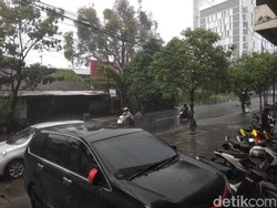 Hujan Deras Guyur Surabaya Usai Fenomena Gerhana Matahari Hibrida