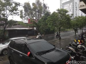 Hujan Deras Guyur Surabaya Usai Fenomena Gerhana Matahari Hibrida Hujan Deras Guyur Surabaya Usai Fenomena Gerhana Matahari Hibrida