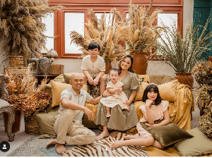 10 Ide Pose Foto Keluarga Saat Lebaran yang Kreatif dan Kekinian