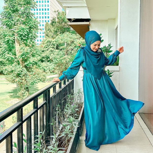 Irish Bella dengan Dress Satin tosca/Sumber: IG @_irishbella_