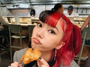 Keseruan  Isyana Sarasvati Nikmati Ayam Goreng dan Pasta di Amerika