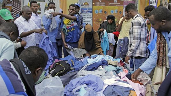 Jelang Lebaran, Warga Somalia Berburu Pakaian