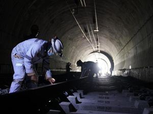 Pastikan Pemasangan Presisi, Rel Kereta Cepat Dilakukan Fine Adjustment