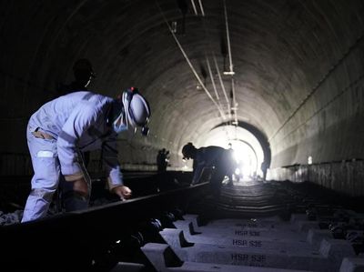 Pastikan Pemasangan Presisi, Rel Kereta Cepat Dilakukan Fine Adjustment