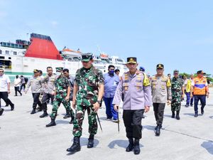 Kapolri Cek Arus Mudik di Bakauheni: Tahun Ini Tak Terjadi Antrean Kapolri Cek Arus Mudik di Bakauheni: Tahun Ini Tak Terjadi Antrean