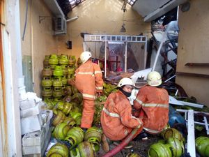 Rumah Agen Gas Elpiji di Lontar Terbakar, 8 Orang Luka Rumah Agen Gas Elpiji di Lontar Terbakar, 8 Orang Luka