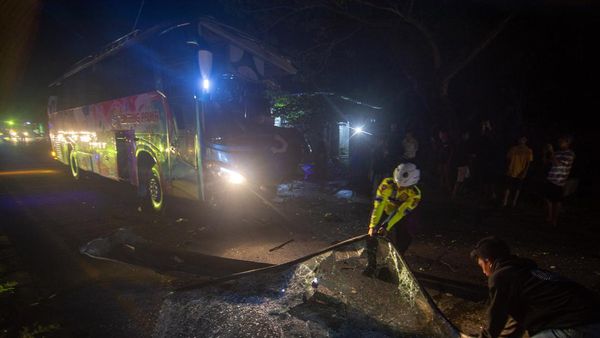 Bus Bintang Prima Tabrak Truk Kontainer di Trans Sulawesi