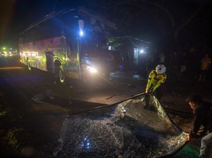Bus Bintang Prima Tabrak Truk Kontainer di Trans Sulawesi